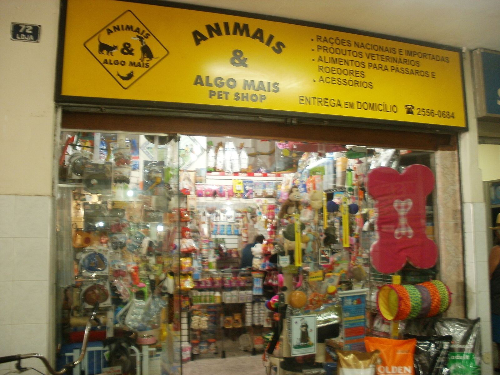 Fachada de petshop com produtos na vitrine