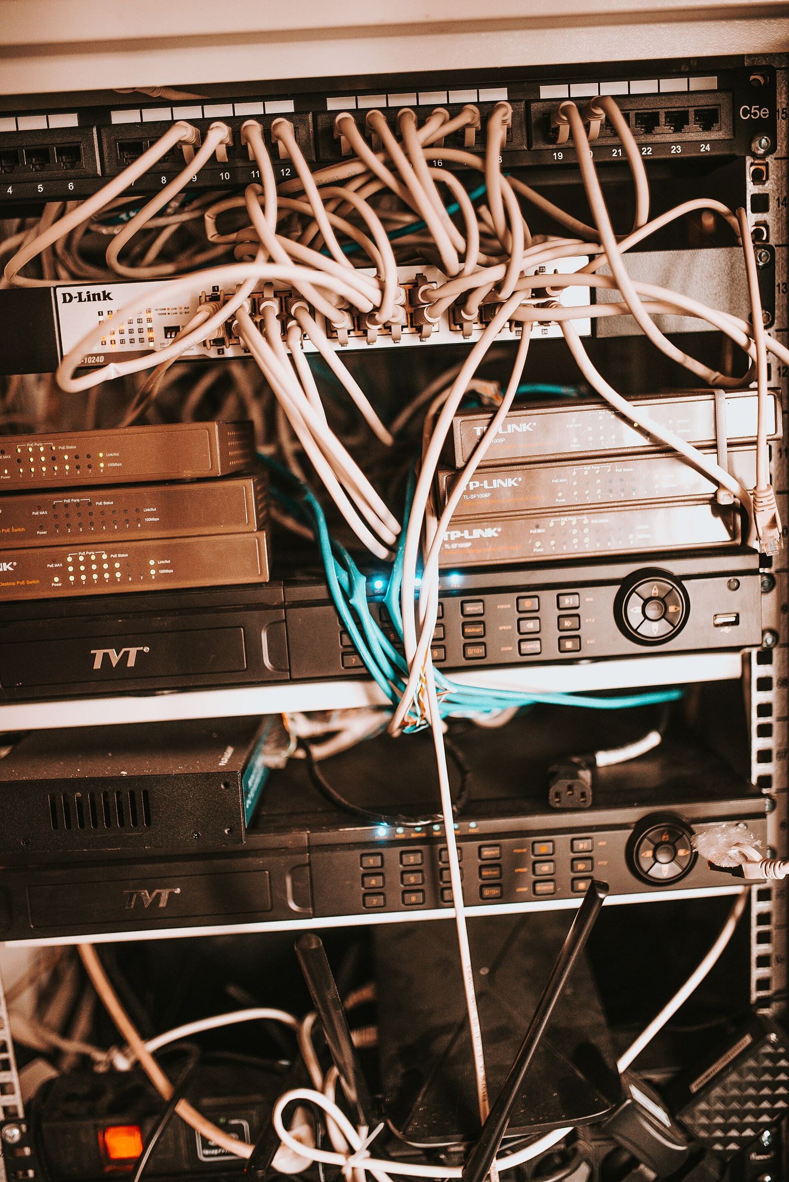 Rack de rede de um escritório com switches e cabos