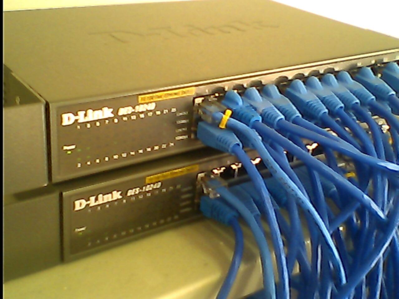 Switches de rede com cabos azuis conectados